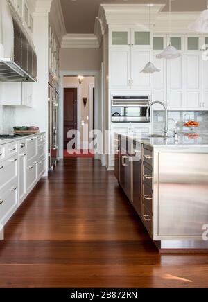 Large Contemporary kitchen and seating area Stock Photo