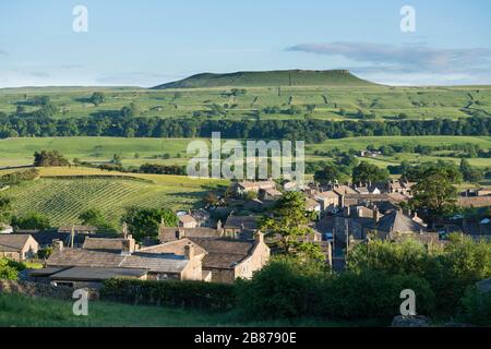 A view of Wensleydale looking across the Yorkshire dales village of Askrigg towards Addlebrough Hill Stock Photo