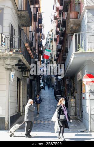 Naples, CAMPANIA, ITALY. 20th Mar, 2020. Italy-20/03/2020 Naples, during the pandemic of the covid-19 virus, the streets are empty both in the center and in the suburbs but the inconvenience for citizens with garbage heaps begins, the lack of food for the less well-off. Now the military arrives, but the Neapolitans do not afflict themselves and respond with flags and banners from the balconies. Credit: Fabio Sasso/ZUMA Wire/Alamy Live News Stock Photo