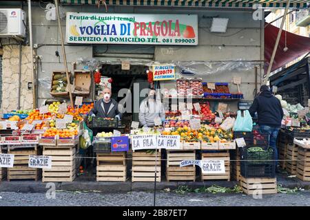 Naples, CAMPANIA, ITALY. 20th Mar, 2020. Italy-20/03/2020 Naples, during the pandemic of the covid-19 virus, the streets are empty both in the center and in the suburbs but the inconvenience for citizens with garbage heaps begins, the lack of food for the less well-off. Now the military arrives, but the Neapolitans do not afflict themselves and respond with flags and banners from the balconies. Credit: Fabio Sasso/ZUMA Wire/Alamy Live News Stock Photo