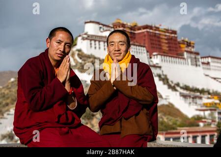 Monks praying at Potala Palace, Lhasa, Tibet Stock Photo