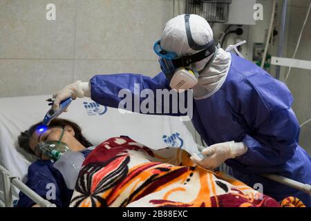 Tehran, Iran. 12th Mar, 2020. Medics and nurses wearing masks and hazmat suits treat patients infected with the new coronavirus COVID-19, at Sina hospital in southern Tehran, Iran. According to the last report by the Ministry of Health, 10,075 people were diagnosed with the Covid-19 coronavirus and 429 people have died in Iran. Credit: Rouzbeh Fouladi/ZUMA Wire/Alamy Live News Stock Photo