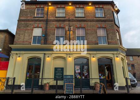 Southend-on-Sea, UK. 20th Mar, 2020. The Park Tavern, London Road. Drinkers enjoy the last few hours before Cafes, pubs and restaurants must close from Friday night to help tackle coronavirus. Penelope Barritt/Alamy Live News Stock Photo