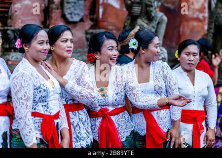 A Group Of Balinese Hindu Women In Traditional Dress At A Hindu Festival, Tirta Empul Water Temple, Bali, Indonesia. Stock Photo