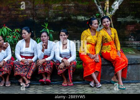 A Group Of Balinese Hindu Women In Traditional Dress At A Hindu Festival, Tirta Empul Water Temple, Bali, Indonesia. Stock Photo