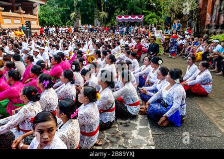 A Group Of Balinese Hindu Women In Traditional Dress At A Hindu Festival, Tirta Empul Water Temple, Bali, Indonesia. Stock Photo