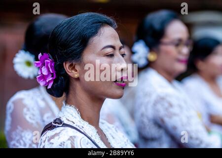 A Group Of Balinese Hindu Women In Traditional Dress At A Hindu Festival, Tirta Empul Water Temple, Bali, Indonesia. Stock Photo