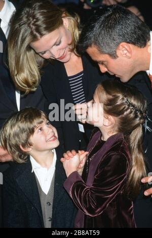 December 17, 1996, Westwood, CA, USA: NEW YORK - DEC 17:  Alex D Linz, Michelle Pfeiffer, Mae Whitman, George Clooney at the ''One Fine Day'' Premiere at the Village Theater on December 17, 1996 in Westwood, CA (Credit Image: © Kay Blake/ZUMA Wire) Stock Photo