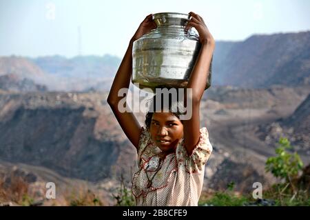 Struggle for drinking water in the coal mine area of Jharia, Dhanbad, Jharkhand, India Stock Photo