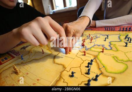 Kaufbeuren, Germany. 21st Mar, 2020. A family plays the board game 'Risk' in their house. (to dpa-KORR: 'Lagerkoller or a chance? How to (survive) in isolation' from 22.03.2020). Credit: Karl-Josef Hildenbrand/dpa/Alamy Live News Stock Photo