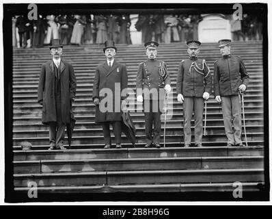 GRAND ARMY OF THE REPUBLIC. UNIDENTIFIED; ACTING SECRETARY OF WAR OLIVER; ACTING CHIEF OF STAFF MATHERSPOON; COL. EDWIN ST. JOHN GREBLE; COL. HENRY T. ALLEN REVIEWING G.A.R. GROUP Stock Photo