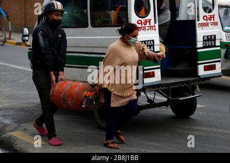 Kathmandu, Nepal. 22nd Mar, 2020. Nepalese people stock up on cooking gas cylinders amid concerns about the coronavirus spread in Kathmandu, Nepal on Sunday, March 22, 2020. Credit: Skanda Gautam/ZUMA Wire/Alamy Live News Stock Photo