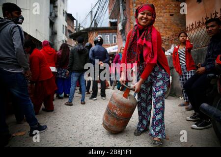 Kathmandu, Nepal. 22nd Mar, 2020. Nepalese people stock up on cooking gas cylinders amid concerns about the coronavirus spread in Kathmandu, Nepal on Sunday, March 22, 2020. Credit: Skanda Gautam/ZUMA Wire/Alamy Live News Stock Photo
