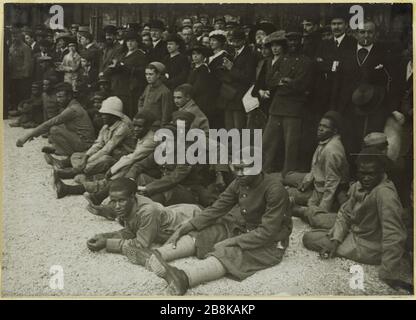 Invalides Esplanade. assistant sharpshooters Group at the ceremony. foreign sharpshooters Group and civilians attending the presentation of decorations in the courtyard of the Invalides, 7th arrondissement, Paris, during World War II Guerre 1914-1918. Groupe de tirailleurs étrangers et civils assistant à la remise de décorations dans la cour des Invalides durant la Première Guerre Mondiale. Paris (VIIème arr.), 1914-1918. Tirage au gélatino-bromure d'argent. Paris, musée Carnavalet. Stock Photo