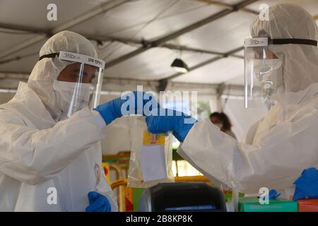 Tel Aviv, Israel. 22nd Mar, 2020. Israeli medical personnel work at the Israeli Magen David Adom national emergency service drive-through complex for COVID-19 testing in the central Israeli city of Tel Aviv on March 22, 2020. The number of the novel coronavirus cases in Israel has risen to 945, the Ministry of Health said Sunday. Credit: Gil Cohen Magen/Xinhua/Alamy Live News Stock Photo