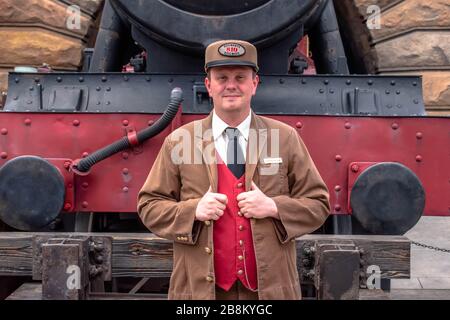 Hogwarts Express train and conductor at Hogsmeade, Universal Studios  Hollywood, Universal City, California, United States Stock Photo - Alamy