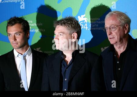Venice, 30/08/2007. Jude Law, Kenneth Branagh and Michael Caine attending the photocall for the film 'Sleuth' directed by Kenneth Branagh. Stock Photo