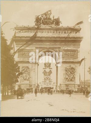 Funeral of Victor Hugo view the catafalque beneath the Arc de Triomphe from the Champs-Elysées 'Funérailles de Victor Hugo: vue du catafalque sous l'Arc de Triomphe depuis les Champs-Elysées'. Photographie anonyme. Tirage sur papier albuminé, après restauration. Paris (VIIIème arr.), 1er juin 1885. Maison de Victor Hugo. Stock Photo