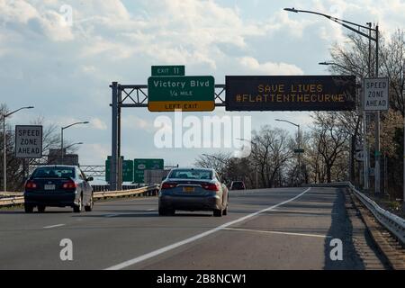 Staten Island, New York, USA. 20th Mar, 2020. New York State government information notices appear on LED signage as cars drive past in Staten Island, New York. Mandatory credit: Kostas Lymperopoulos/CSM/Alamy Live News Stock Photo