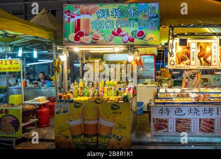 Juice bar stall selling freshly made fruit juice in Jalan Alor Bukit Bintang Kuala Lumpur Malaysia. Stock Photo