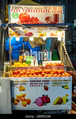 Juice bar stall selling freshly made fruit juice in Jalan Alor Bukit Bintang Kuala Lumpur Malaysia. Stock Photo