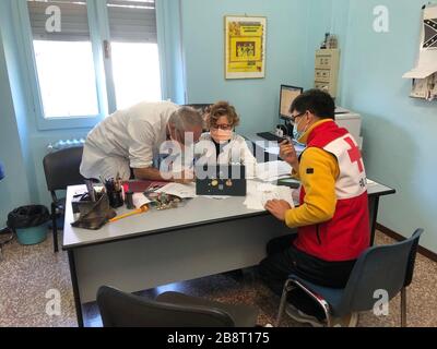 Beijing, China. 23rd Mar, 2020. A member of the Chinese medical team talks with medics working at the Pavia hospital in Pavia, Italy, March 21, 2020. The Chinese medical team in Italy left from Padova to Pavia on Friday and Saturday to help fight the COVID-19 outbreak there. Credit: Xinhua/Alamy Live News Stock Photo