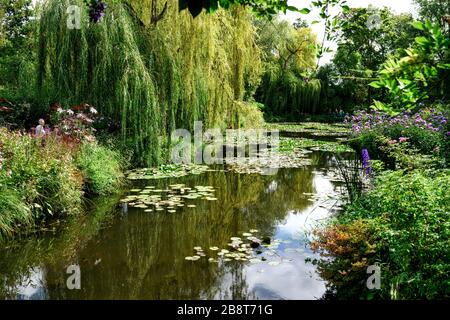 The water lily pond in the garden at the home of Claude Monet Stock Photo