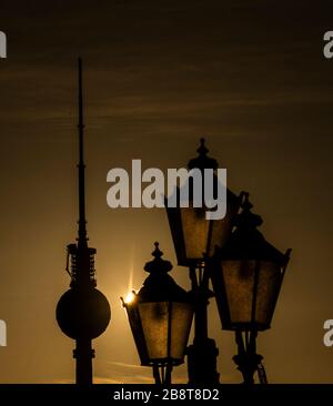 Berlin, Germany. 23rd Mar, 2020. The sun rises behind the television tower. Credit: Paul Zinken/dpa/dpa-zb-Zentralbild/dpa/Alamy Live News Stock Photo