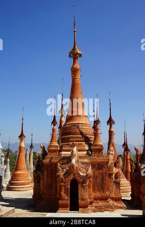 Grab-Stupas, In-Dein-Pagodenwald, Shwe Inn Thein-Pagode, Dorf Indein, Inle See, Shan-Staat, Myanmar Stock Photo