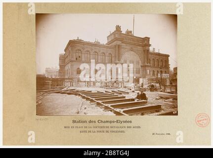 Construction / the Way of Metropolitan iron / City of Paris / Champs Elysees Station / Installation of metal roofing access. / (Next to the Porte de Vincennes) / November 20, 1899. Construction of the Metropolitan Railway munici Union Photographique Française. Construction / du Chemin de fer métropolitain / municipal de Paris / Station des Champs-Elysées / Mise en place de la couverture métallique des accès. / (côté de la porte de Vincennes) / 20 novembre 1899. 'Construction du chemin de fer métropolitain municipal de Paris : mise en place de la couverture métallique des accès, station des Cha Stock Photo