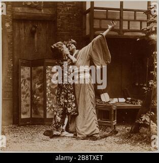 Couple of actors in traditional Japanese clothing, young man wearing a mask. Couple d'acteurs en vêtements traditionnels japonais, jeune homme portant un masque. Photographie anonyme, vers 1900. Paris, musée Carnavalet. Stock Photo