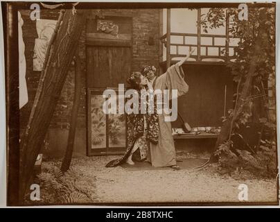 Couple of actors in traditional Japanese clothing, young man wearing a mask. Couple d'acteurs en vêtements traditionnels japonais, jeune homme portant un masque. Photographie anonyme, vers 1900. Paris, musée Carnavalet. Stock Photo