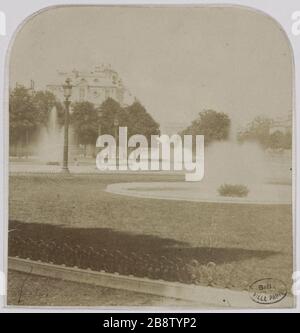 Gardens and fountains, Avenue des Champs-Elysées, 8th arrondissement, Paris. Jardins et fontaines, avenue des Champs-Elysées, Paris (VIIIème arr.). Photographie anonyme, vers 1900. Paris, musée Carnavalet. Stock Photo