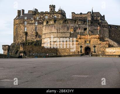 Edinburgh, Scotland, United Kingdom. 23rd March, 2020. Empty streets during the Covid-19 Coronavirus pandemic in the capital city as the message to stay at home heed the social distancing measures appears to have had an effect despite the lovely Spring sunshine. The castle esplanade is completely deserted Stock Photo