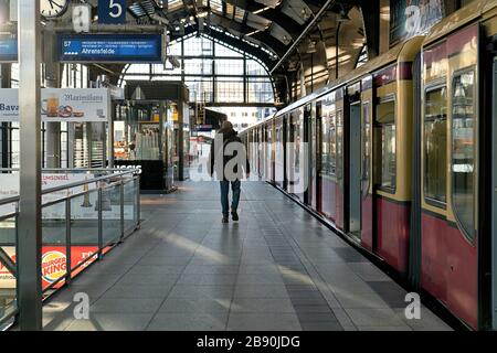 Berlin, Deutschland. 22nd Mar, 2020. 22.03.2020, the train stations in Berlin are pretty empty. Because of the corona virus, people mostly stay at home and make sure that, like here, Friedrichstrasse station is relatively empty. | usage worldwide Credit: dpa/Alamy Live News Stock Photo