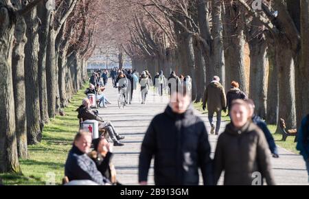 Hanover, Germany. 23rd Mar, 2020. Numerous people go for a walk at the Maschsee. Credit: Julian Stratenschulte/dpa/Alamy Live News Stock Photo