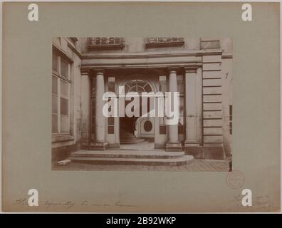 Hotel Equerilly 60 rue de Turenne. Mansion, entrance façade, 3rd arrondissement, Paris. Barry, Jean. Hôtel d'Equerilly 60 rue de Turenne. 'Hôtel particulier, façade d'entrée, 3ème arrondissement, Paris'. Tirage sur papier albuminé. en 1902-02-1902-02. Paris, musée Carnavalet. Stock Photo