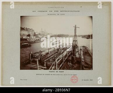 Building / railway Metropolitan / Municipal / Paris Viaduct Passy / Installing the battery box (Grand arm, side of the island Swan) / Towards the upstream September 11, 1903. Construction of the road News Metropolitan iron paris: my Anonyme. Construction / du chemin de fer Métropolitain / municipal de Paris / Viaduc de Passy / Montage du caisson de pile (Grand bras, côté de l'île des Cygnes) / Vers l'amont 11 septembre 1903. "Construction du chemin de fer Métropolitain municipal de Paris : montage du caisson de pile, viaduc de Passy, 16ème arrondissement, Paris". Tirage au gélatino-bromure d'a Stock Photo