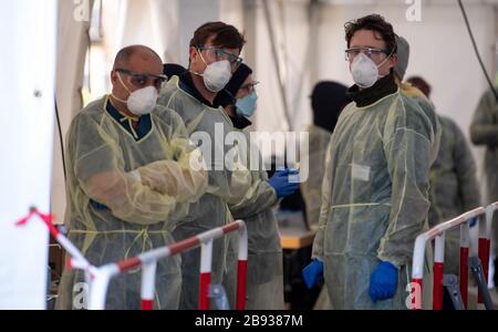 Munich, Germany. 23rd Mar, 2020. Medical personnel work in a new test station in front of the Tropical Institute for people suspected of having Covid-19. Only medical personnel and specific professional groups such as the police or fire brigade are to be tested at the new test station. Credit: Sven Hoppe/dpa/Alamy Live News Stock Photo