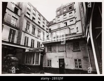 135 rue St. Antoine. Concierge House in courtyard of a building, 135 St. Antoine Street, 4th district, Paris. 'Maison de concierge dans une cour d'immeuble, 135 rue Saint-Antoine, Paris (IVème arr.)'. Photographie d'Albert Cayeux. Tirage au gélatinobromure d’argent. Entre 1941 et 1943. Paris, musée Carnavalet. Stock Photo