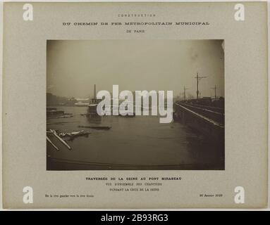 Construction / the railway metropolitan municipal / from Paris / Seine Crossing the bridge Mirabeau / Overview yards / during the flood of the Seine / the left bank to the right bank of January 26, 1910 Construction du chemin de fer métropolitain municipal de Paris : vue d'ensemble des chantiers pendant la crue de la Seine, traversée de la Seine au pont Mirabeau. Paris (XVème arr.).'Construction / du chemin de fer métropolitain municipal / de Paris / Traversée de la Seine au pont Mirabeau / Vue d'ensemble des chantiers / pendant la crue de la Seine / de la rive gauche vers la rive droite 26 ja Stock Photo