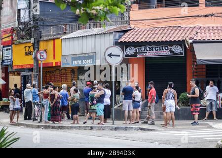 Guarulhos, Sao Paulo, Brasil. 23rd Mar, 2020. (INT).COVID-19-banks in Sao Paulo. March 23, 2020, Guarulhos, Sao Paulo, Brazil:Long lines to withdraw money and pay bills at the main banks in the neighborhood of Taboao in Guarulhos, which is close to Sao Paulo International Airport and the CPTM train station this Monday afternoon (23).Credit:Fepesil/Thenews2 Credit: Fepesil/TheNEWS2/ZUMA Wire/Alamy Live News Stock Photo