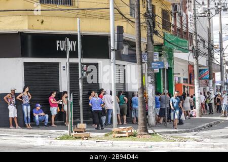 Guarulhos, Sao Paulo, Brasil. 23rd Mar, 2020. (INT).COVID-19-banks in Sao Paulo. March 23, 2020, Guarulhos, Sao Paulo, Brazil:Long lines to withdraw money and pay bills at the main banks in the neighborhood of Taboao in Guarulhos, which is close to Sao Paulo International Airport and the CPTM train station this Monday afternoon (23).Credit:Fepesil/Thenews2 Credit: Fepesil/TheNEWS2/ZUMA Wire/Alamy Live News Stock Photo