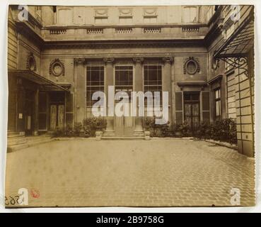 COURT HOTEL SUCHET (CURRENT NORMAL INSTITUTE OPEN DE LA MADELEINE), 16 RUE DE LA VILLE-L'EVEQUE, 8TH DISTRICT, PARIS Cour, hôtel Suchet (actuelle Institut normal libre de la Madeleine), 16 rue de la Ville-l'évêque, Paris (VIIIème arr.), 1909. Photographie d'Eugène Atget (1857-1927). Paris, musée Carnavalet. Stock Photo