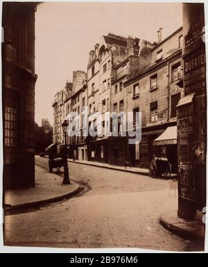 The houses in the street / Boutebrie, No. peers / Street View of Priests / St Severin. The houses in the street Boutebrie Street Priests St. Severin 5th arrondissement, Paris 'Les maisons de la rue Boutebrie, rue des Prêtres-Saint-Séverin, Paris (Vème arr.)'. Photographie d'Eugène Atget (1857-1927). Tirage papier albuminé. Paris, musée Carnavalet. Stock Photo