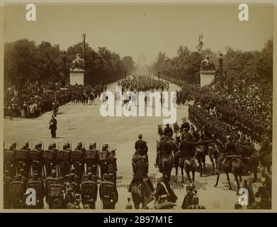 FUNERAL OF VICTOR HUGO, PART OF THE NATIONAL EVENT: SQUADRON REPUBLICAN GUARD HORSE OPENING THE PROCESSION FUNEBRE FROM THE ARC DE TRIOMPHE AND ADVANCING ON THE CHAMPS-ELYSEES, JUNE 1, 1885 8TH DISTRICT, PARIS Funérailles de Victor Hugo, deuxième partie de l'évènement national : un escadron de la Garde républicaine à cheval ouvrant le cortège funèbre depuis l'Arc de triomphe et avançant sur les Champs-Elysées, le 1er juin 1885, Paris (VIIIème arr.). Photographie anonyme. Paris, musée Carnavalet. Stock Photo