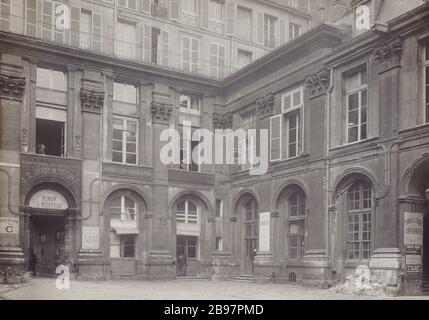 71 RUE DU TEMPLE 71, rue du Temple, vue sur la cour. Paris (IVème arr.). Photoghraphie attribuée à Charles Lansiaux, 17 octobre 1916. Paris, musée Carnavalet. Stock Photo