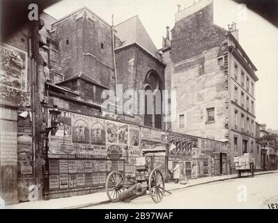 SAINT-GERMAIN DES PRES STREET OF THE ABBEY Saint-Germain des Prés, rue de L'Abbaye : colleurs d'affiches, Paris (VIème arr.). Photographie d'Eugène Atget (1857-1927), 1ère épreuve 1898. Paris, musée Carnavalet. Stock Photo