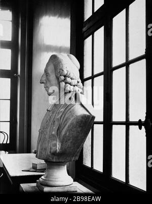 COCHIN HOSPITAL - BUST OF COCHIN Hôpital Cochin - buste de Cochin. Photographie de Charles Lansiaux (1855-1939). Paris, musée Carnavalet. Stock Photo