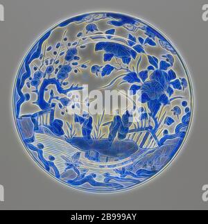 Dish with three figures in a water landscape with flowering plants, Porcelain dish, painted in underglaze blue. On the front a continuous representation of three people in a landscape on the banks of a river. One man has a role in his hand, another is close to the water and points to the other side. To the right of the group a large peony plant behind a gate, on the left a prunus tree behind a fence. Five proen on the bottom. Old label on the bottom with 'P [?] 8031 / Imari / - 1700 / f 475'. Arita, blue and white., anonymous, Japan, c. 1675 - c. 1725, Edo-period (1600-1868), porcelain (materi Stock Photo